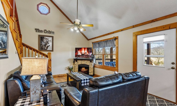 Knoxville Cabin | 2 bd Log Cabin, Hot tub, UTK/Neyland, Smokies, 16acres, FP, Arcade, Fishing