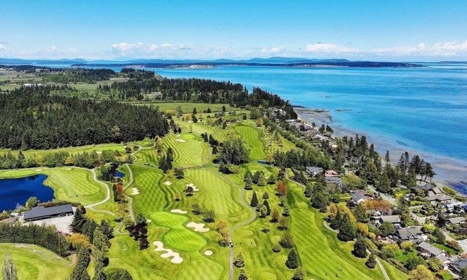 Cordova Bay Apartment | 2 Bdr with Ocean views & 200m from sandy Cordova Bay Beaches.