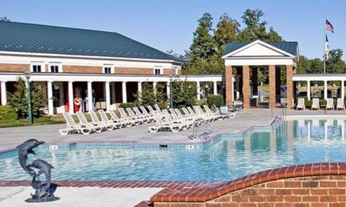 Berkeley Condo | 2 BDRM- 10 MILES TO BUSCH GARDENS*INDOOR/OUTDOOR POOLS* 6 MILES TO COLONIAL AREA