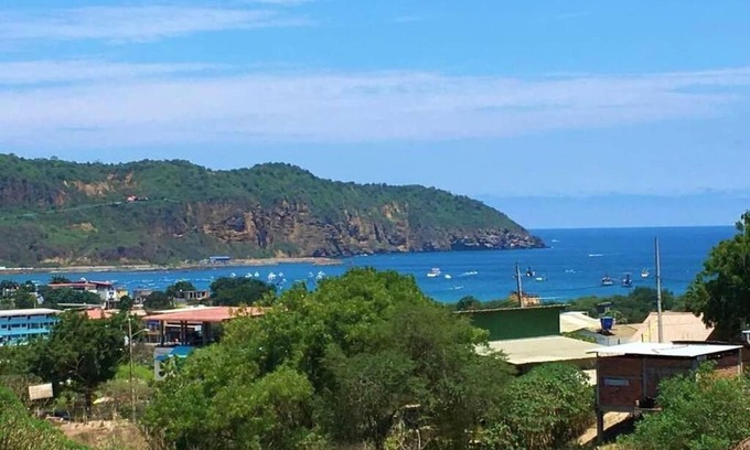 Puerto Lopez House | 2 Bdrm, 2 Bthrm House near beach, Prkng, Hot Water