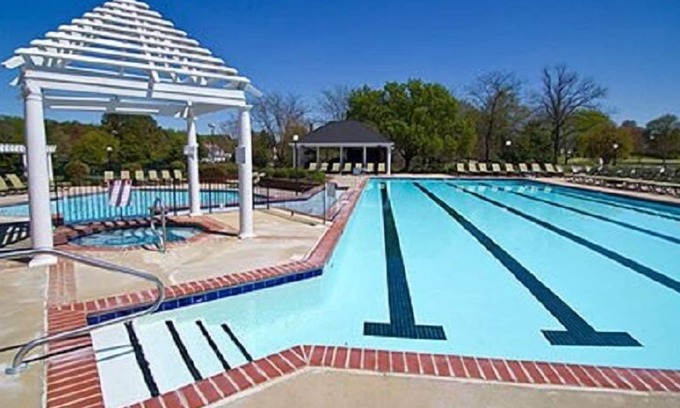 Berkeley Condo | 2 BDRM~ BUSCH GARDENS 8 MILES, COLONIAL WMSBRG 6 MILES TO, INDOOR/OUTDOOR POOLS!