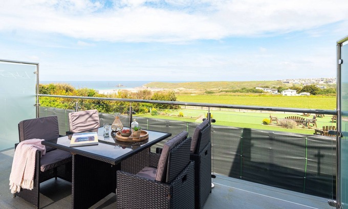 Crantock Apartment | 2 Beachview - apartment in Crantock sleeps 4 guests in 2 bedrooms