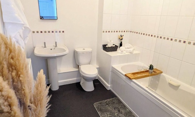 Ipswich Apartment | 2 bed 1 bath flat sleeps 5 with parking and WiFi