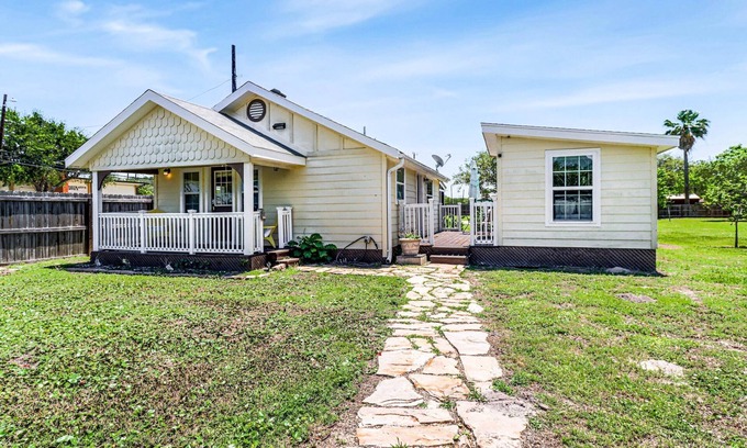 Aransas Pass House | 2 bed 1 bath, huge yard, screened porch with ceiling fans, near the boat ramp
