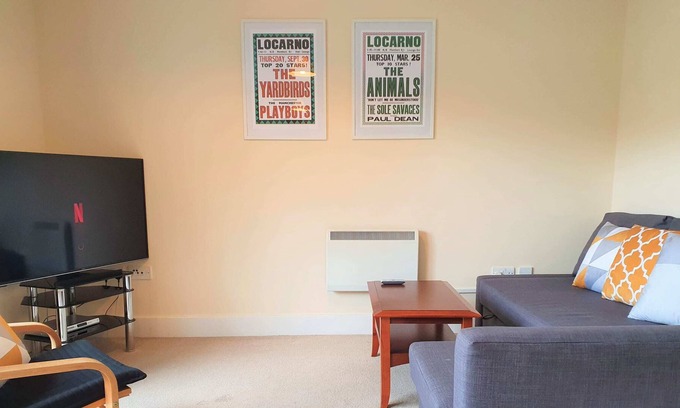 Swindon Apartment | 2 Bed 2 Bath, Central Old Town w/Parking, Sleeps 5