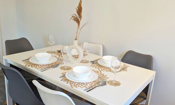 Colchester House | 2 bed 2 bath maisonette in Colchester (sleeps 5)