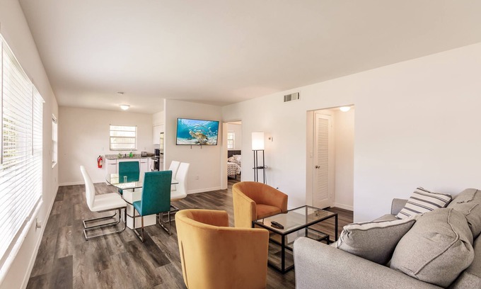 Sunny Isles Beach House | 2 bed 2 bath Beach 1 min walk SEPT Book 3 Nights 100 OFF