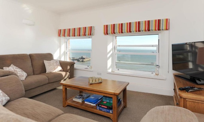 Broadstairs Apartment | 2 Bed beach front apartment with spectacular views overlooking Viking Bay