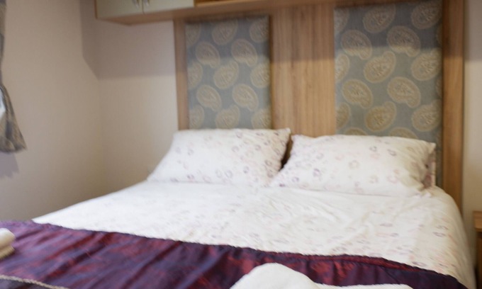 Colchester Cabin | 2 Bed Caravan - Sleeps 6 - Pets - Pool - Wifi
