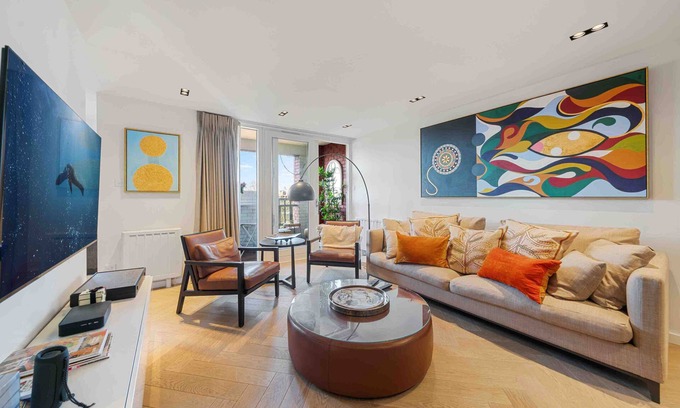 Chelsea Apartment | 2-bed Chelsea apt with open living/dining/area