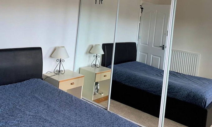 Central Aberdeen Apartment | 2 Bed flat - Sleeps 4 - Parking - Wifi