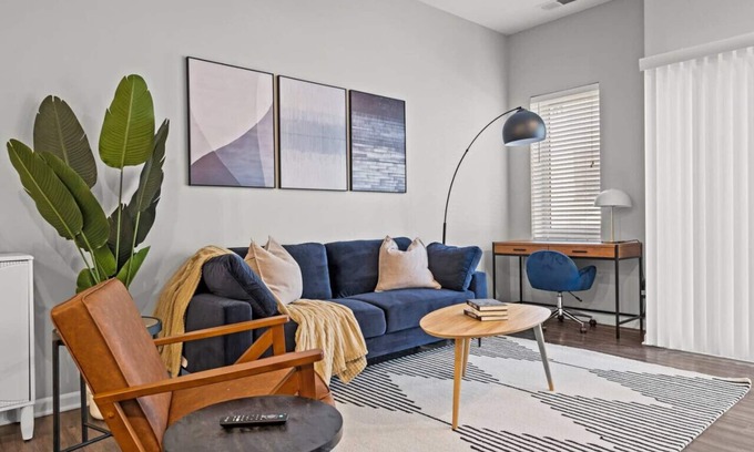 Broadway Gillham Apartment | 2 Bed Fully Furnished Apt With Gym & Breakfast Bar