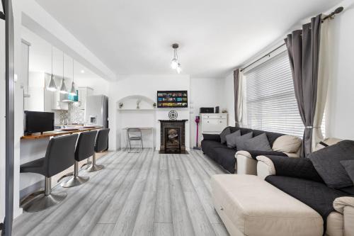 Downham Apartment | 2-Bed House Near Bromley, Train Station Close By, Free Parking, 30 min to Central London