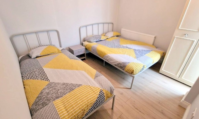 Sutton Central House | 2-Bed House - Sleeps 5 & Central Links