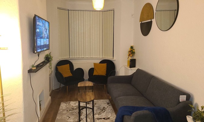 Manchester House | 2 Bed House - Sleeps 5 - Parking - Wifi