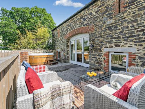 Launceston House | 2 Bed in Launceston 92551
