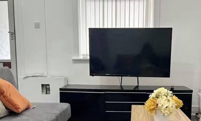 Ashton-under-Lyne House | 2-Bed - Sleeps 6 - Free Parking