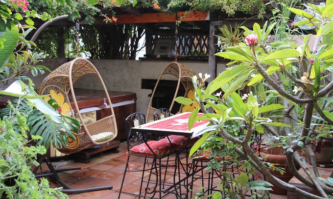 The Strand House | 2 bedroom 1/2 block from the beach