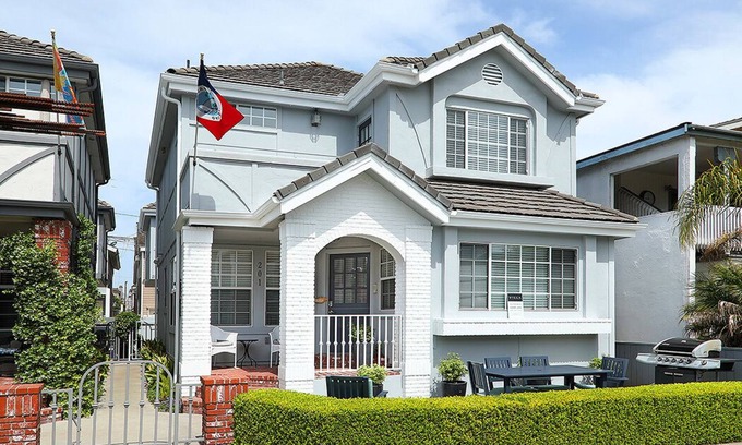 Balboa Island House | 2 Bedroom/2 Bath - AC - 1 Block from the beach. Upstairs/back-unit.