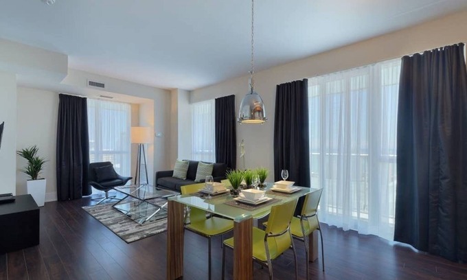Toronto Entertainment District Apartment | 2 Bedroom/2 Bathroom Deluxe Suite