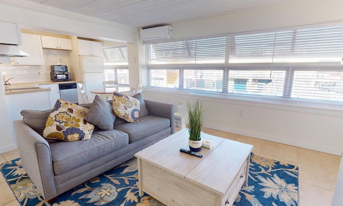 North End Apartment | 2 Bedroom 2 Bathroom Apartment (200)