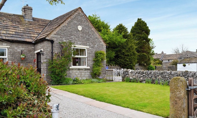 Peak District Cottage | 2 bedroom accommodation in Peak Forest, near Buxton