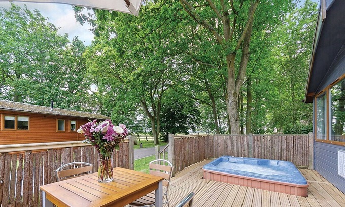 Churchill Cabin | 2 bedroom accommodation in Cotswolds