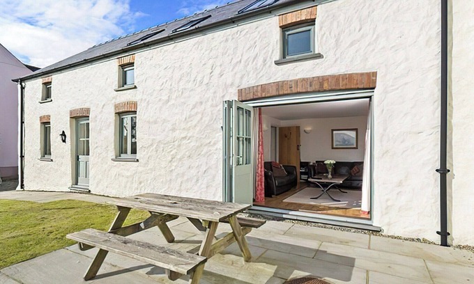 Dwrbach Cottage | 2 bedroom accommodation in Dwrbach, near Fishguard