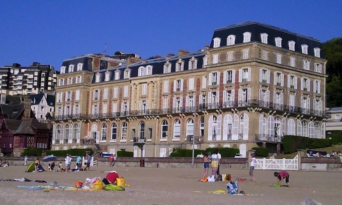 Trouville-sur-Mer Apartment | 2 bedroom apartment on the beach in a mythical landmark building