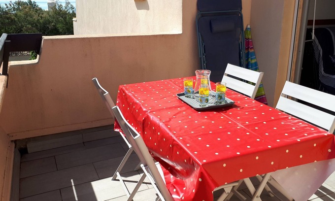 Marseillan Apartment | 2-bedroom apartment, air-conditioned, sleeps 4, direct to beach. Le Clapotis