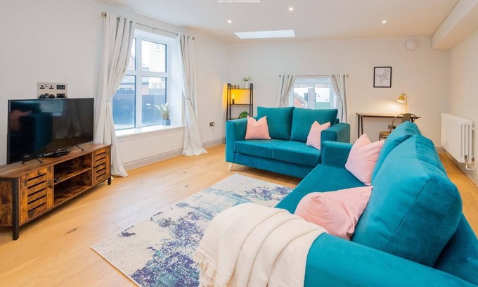 Shrewsbury Apartment | 2 Bedroom Apt, Free Parking, Close to Train Station, LEISURE/BUSINESS