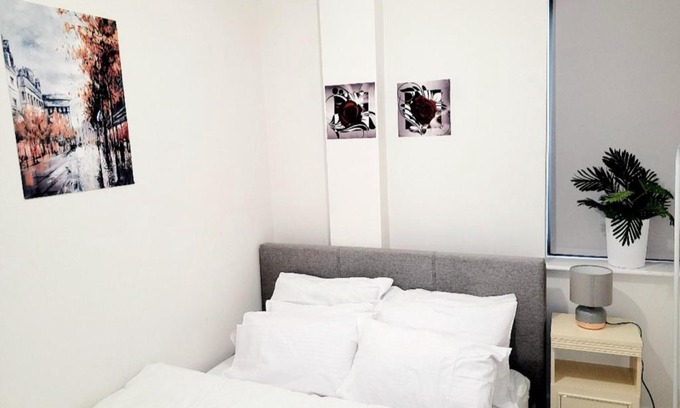 West Byfleet Bed & Breakfast | 2 BEDROOM APT WITH 2 COMFORTABLE KING SIZE BEDs, FREE PRIVATE PARKING, EASY ACCESS TO LONDON