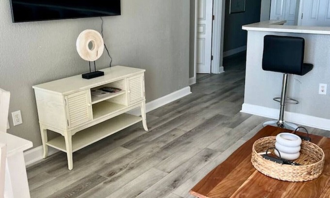 Crescent Beach Apartment | 2 Bedroom BeachView At Baywatch