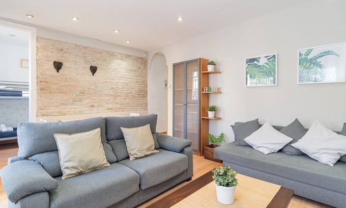 La Sagrada Familia Apartment | 2-bedroom Bright and Classic Sagrada Familia Flat