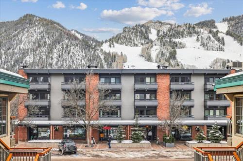 Aspen Apartment | 2 Bedroom Condo In Downtown Aspen, Just One Block To Silver Queen Gondola
