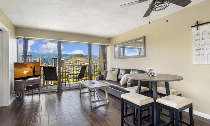 McCully - Moiliili Condo | 2 Bedroom Condo in Waikiki, FREE PARKING