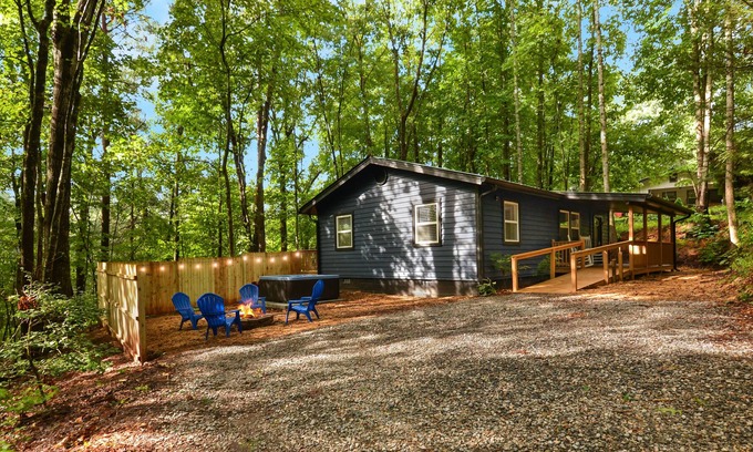 Cashes Valley Cabin | 2 Bedroom Cozy Cabin w/ HOT TUB