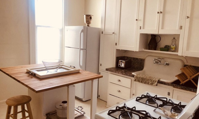 Livingston House | 2 Bedroom Downtown Livingston, Guest Suite