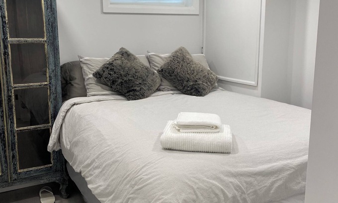 Whitby Apartment | 2 Bedroom Downtown Whitby with Sauna. Walking distance from bars & restaurants