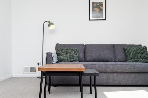 Clydebank Apartment | 2 Bedroom Flat - Free Parking