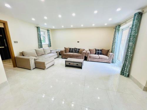 Uxbridge South Apartment | 2 Bedroom Flat or Appartment near Heathrow with Garden
