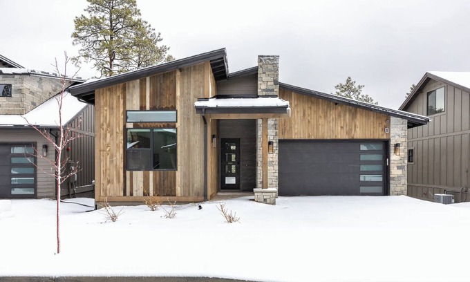 Flagstaff House | 2 Bedroom Home Near NAU and Pine Canyon