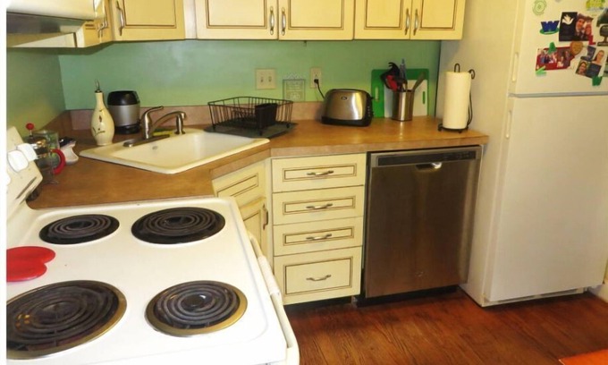 Loveitts Field House | 2 bedroom home, walk to beach, 10 minute drive to Portland. 30 day minimum stay
