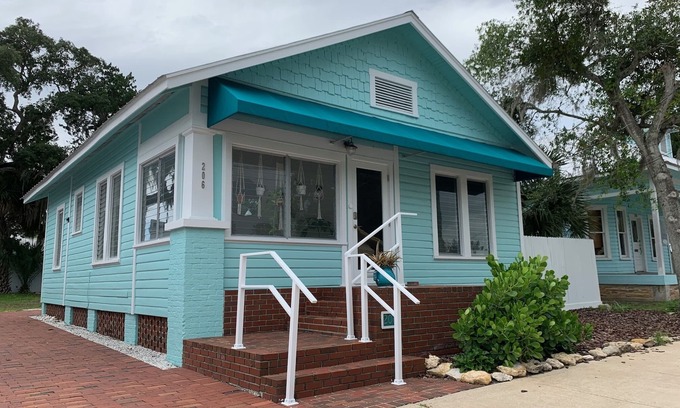 New Smyrna Beach House | 2-Bedroom house with a great yard in down town