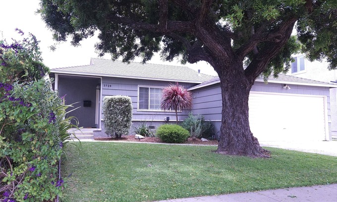 Harbor House | 2-bedroom house in charming Long Beach 7 minutes from Long Beach Airport.