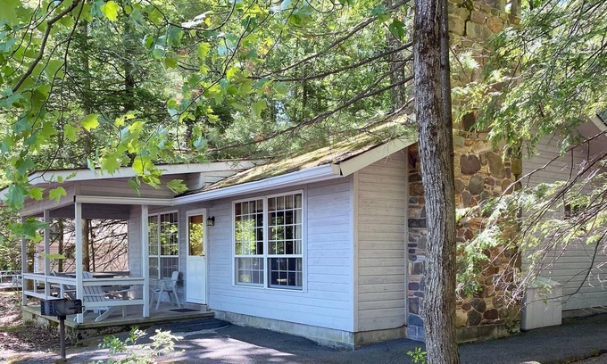 Reeders Cabin | 2 Bedroom Lake View Cabin, close to the lake and beach