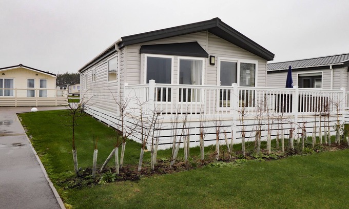 Pevensey Cottage | 2 BEDROOM LODGE AT PEVENSEY BAY, family friendly in Pevensey Bay