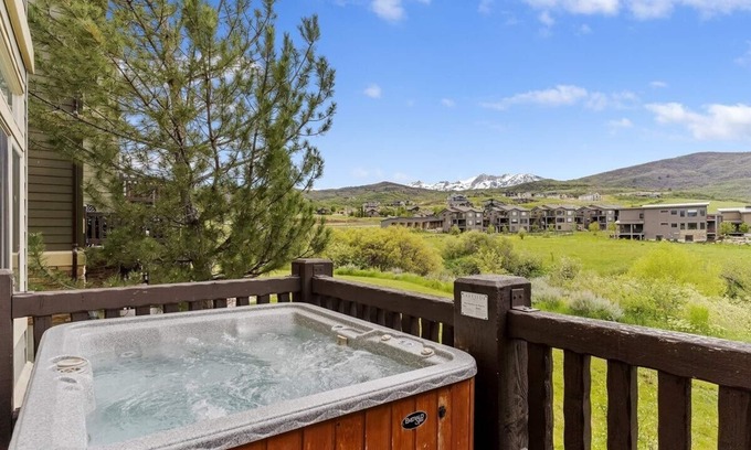 Ogden Condo | 2 Bedroom Luxury Condo near Pineview and Snowbasin - Sleeps 4 LS43A