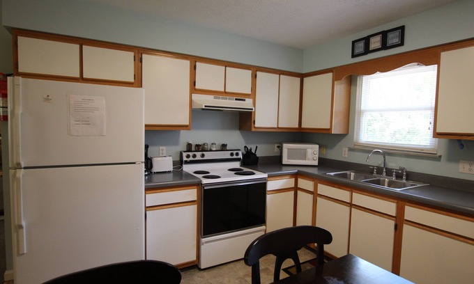 Monticello Condo | 2 bedroom, Pet friendy condo overlooking pool and tennis court.