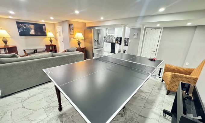 Forest Hill Apartment | 2-bedroom sleeps 6 with ping pong table, WiFi, AC, parking & Laundry in Newark